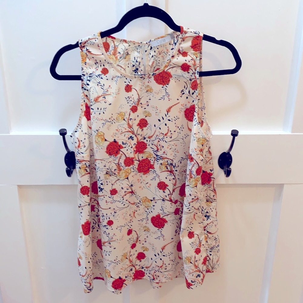 Sleeveless floral shirt, very versatile!